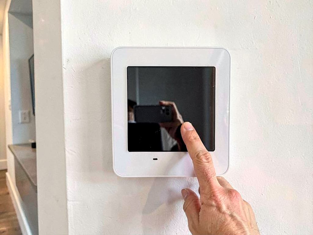 Wall-mounted zone controller for a ducted reverse cycle system